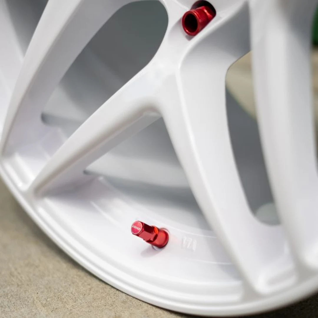 ASTRO - Gloss White, rim close-up